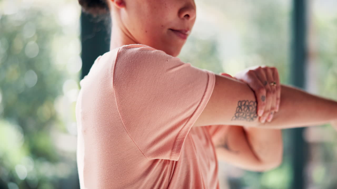 어깨 통증이 있는 여성