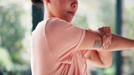 mujer con dolor de hombro