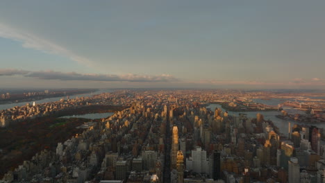 Luftpanoramablick-Auf-Die-Stadtentwicklung.-Gebäude,-Die-Von-Der-Untergehenden-Sonne-Beleuchtet-Werden.-Herbstfarbenbäume-Im-Central-Park.-Manhattan,-New-York-City,-Vereinigte-Staaten