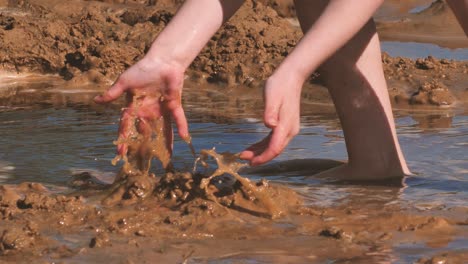 Das-Kind-Spielte-Mit-Nassem-Sand