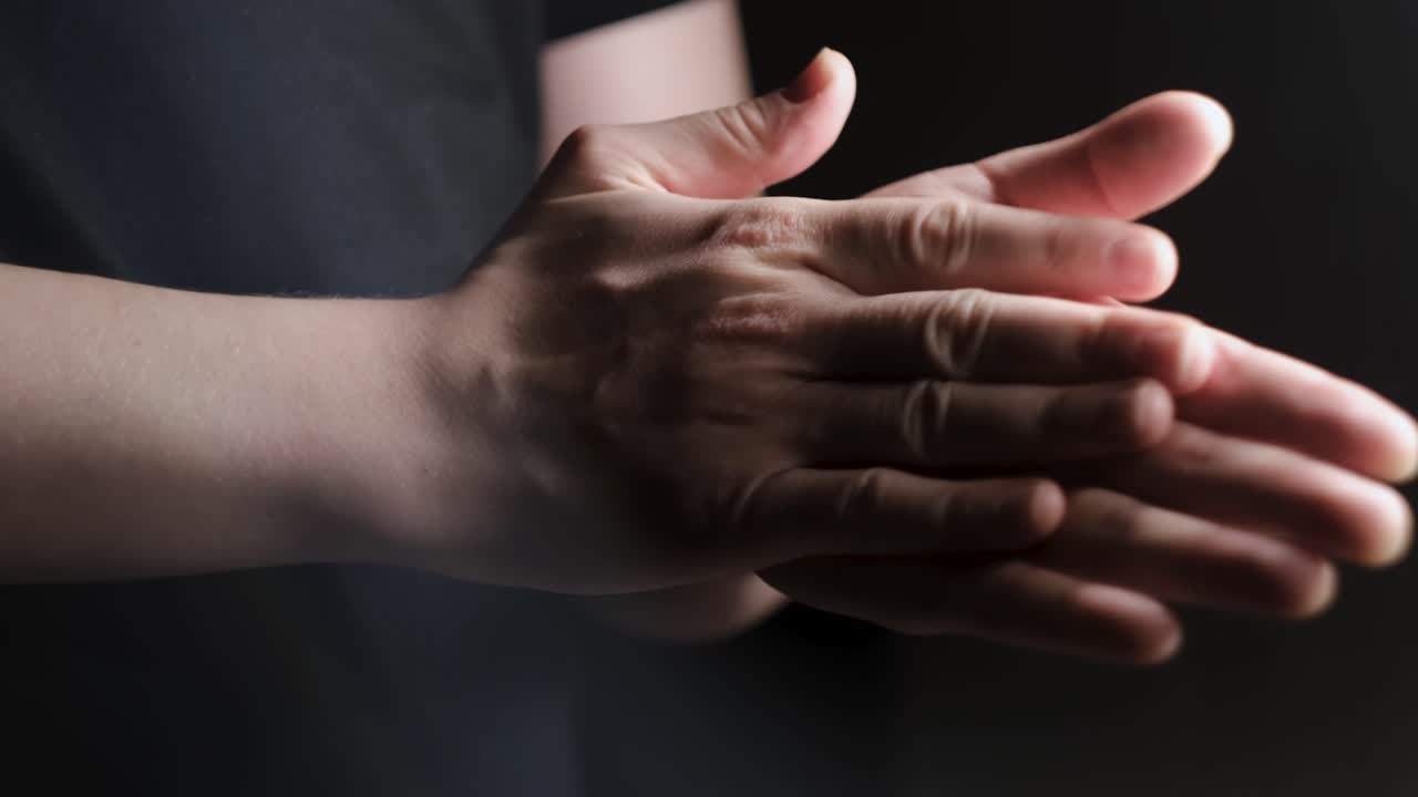 박수를 치고 손을 고