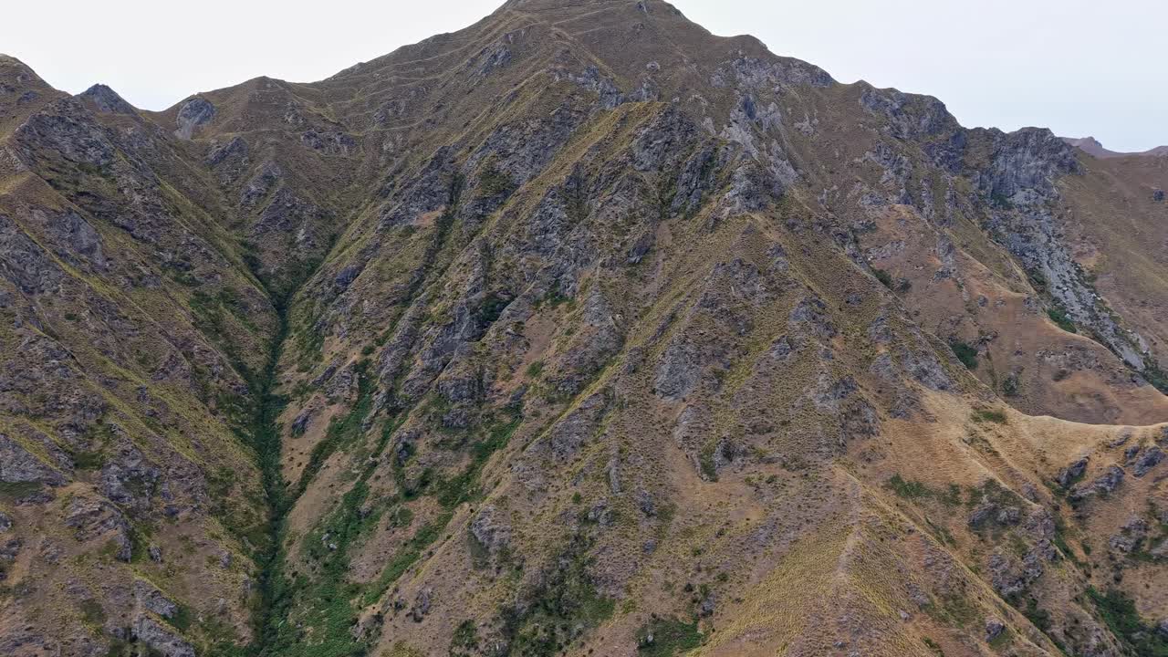 Roys Peak, scenic mountain hike in Wanaka, New Zealand with stunning views