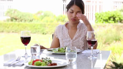 Mujer-Aburrida-Almorzando-Sola