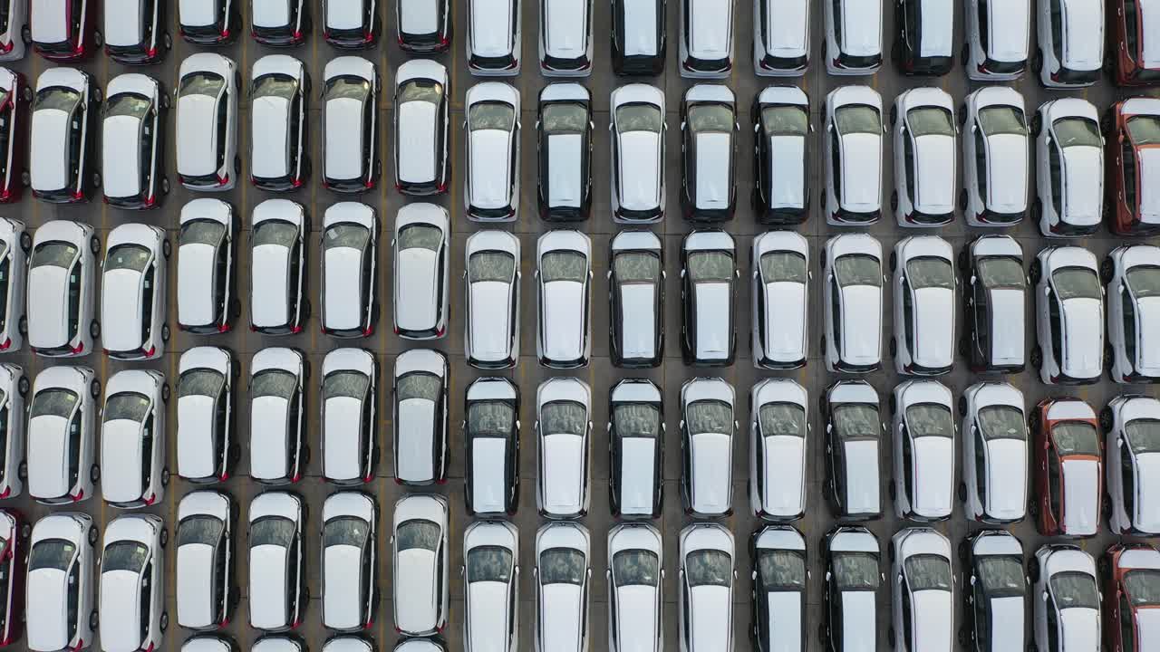 제조 시설의 대형 차량 재고