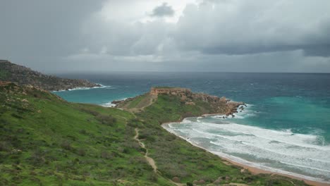 Antenne:-Wegfliegen-Von-Gajn-Tuffieha-Bay-Mit-Il-Qarraba-Rock-Im-Hintergrund