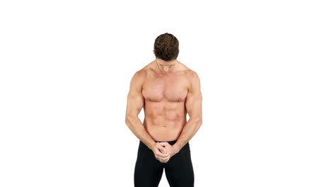 hombre musculoso flexionando sus músculos