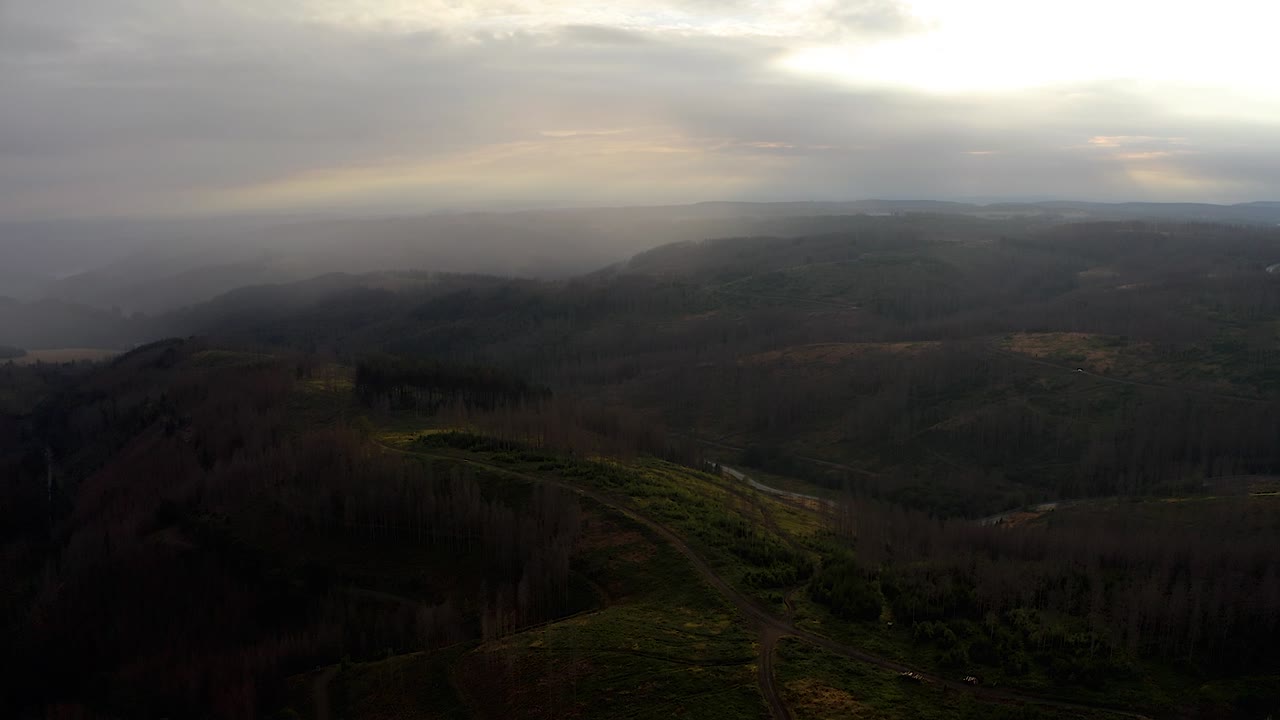 vuelo aéreo sobre el parque nacional mystical harz con niebla y niebla en un fondo distante