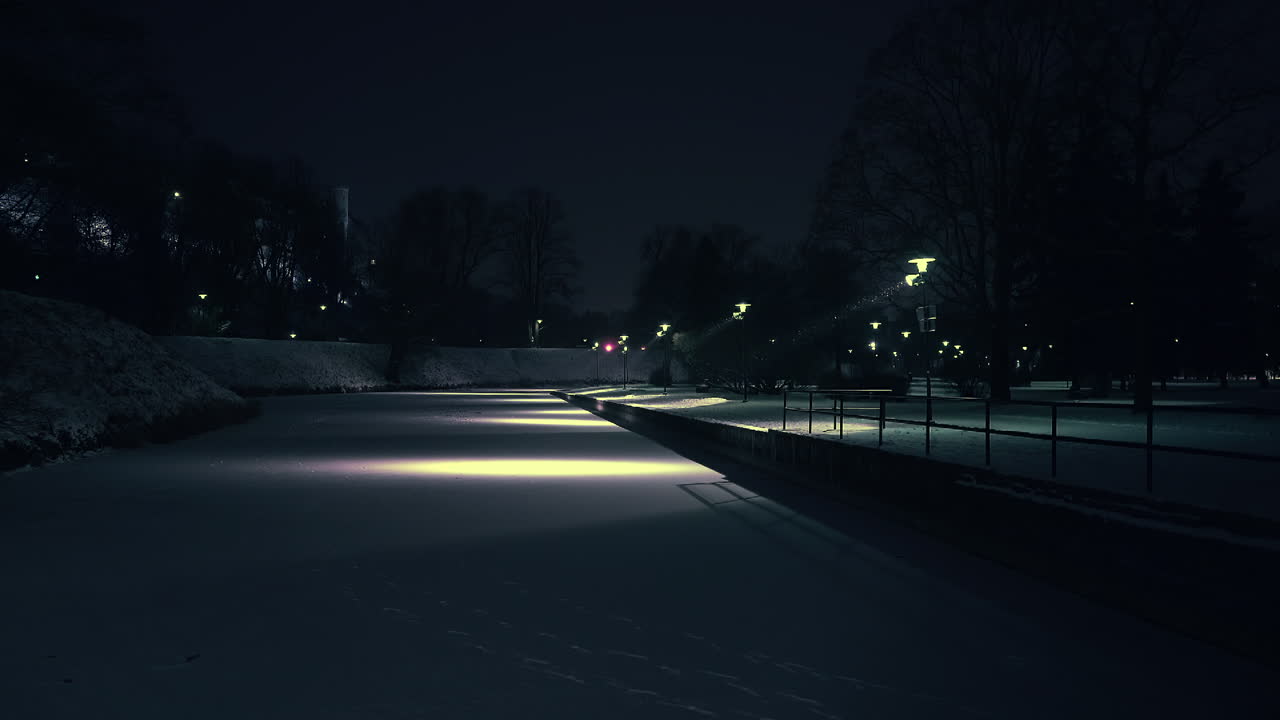 Stagno ghiacciato coperto di neve in un parco cittadino a Tallinn, Estonia.