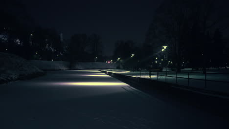 Gefrorener-Teich-Bedeckt-Mit-Schnee-In-Einem-Stadtpark-In-Tallinn,-Estland