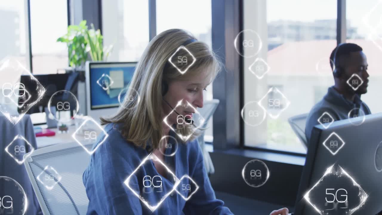 animación de textos de 6g sobre mujer caucásica usando auriculares de teléfono.