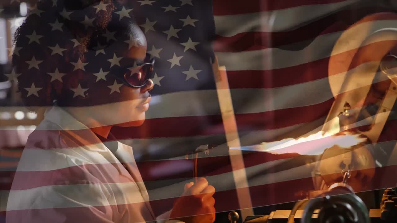 animación de una soldadora afroamericana usando una antorcha contra la bandera estadounidense ondeando