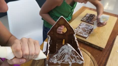 children decorating gingerbread houses