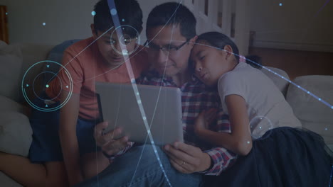 animación del procesamiento de datos sobre un padre y hijos biraciales felices que usan una tableta en casa