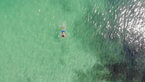 Panamá-En-Febrero-Un-Dron-Dispara-A-La-Isla-Contadora-Nadando-Entre-Peces-Capturados-Con-Un-Dron-18