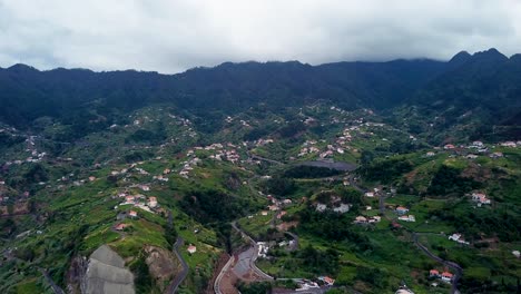 Luftlandschaftsaufnahme-Eines-Dorfes-Auf-Dem-Land-Auf-Den-Hügeln-Der-Insel-Madeira,-Portugal