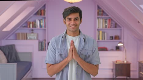chico indio lindo haciendo namaste y saludos