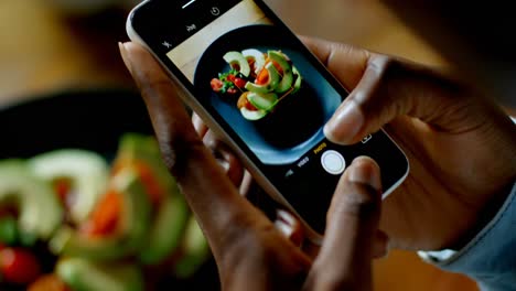 mujer tomando una foto de comida 4k