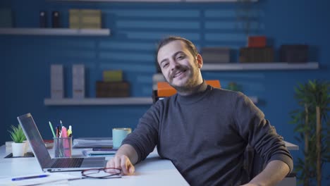 Feliz-Trabajador-De-Oficina-En-Casa-Sonriendo-A-La-Cámara.