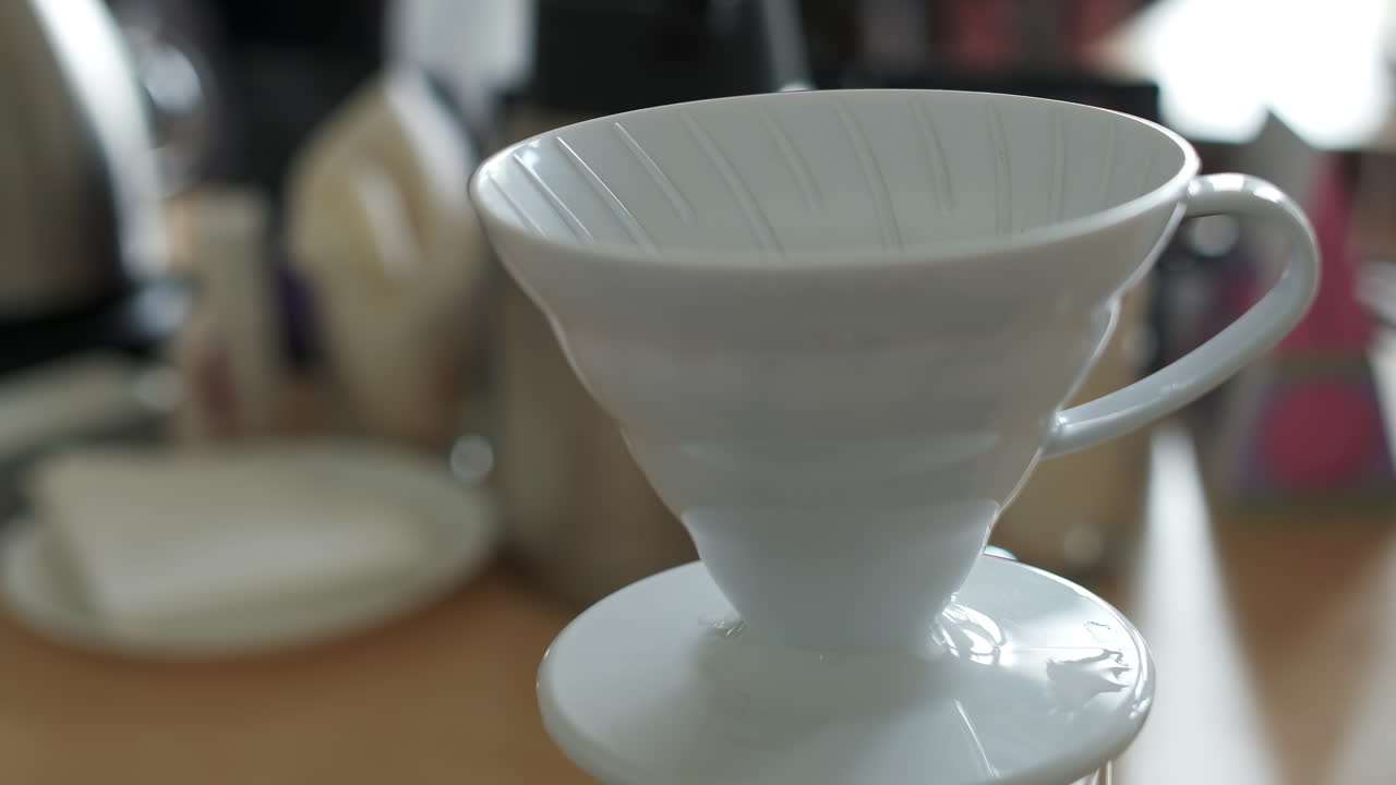 커피 필터 위에 색을 부어