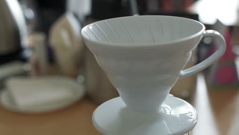 blanco sobre el filtro de café