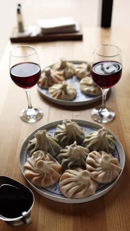 khinkali georgiano con vino