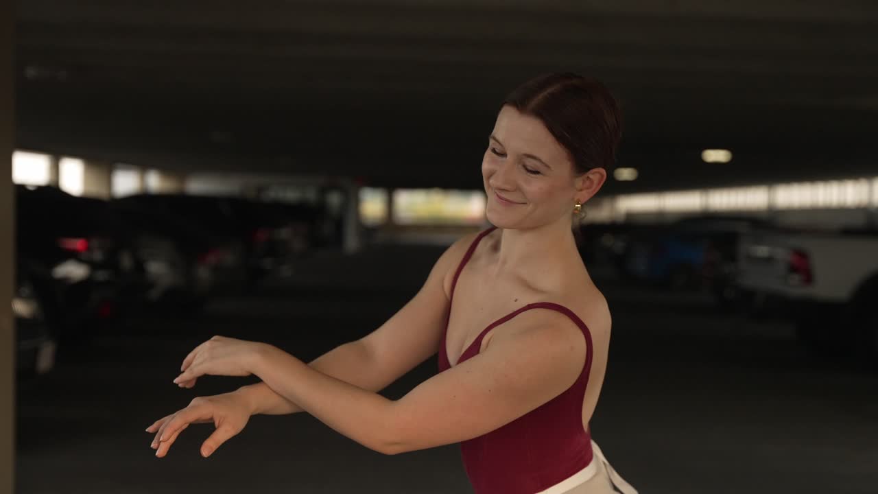 hermosa bailarina de ballet en un parkade durante el día