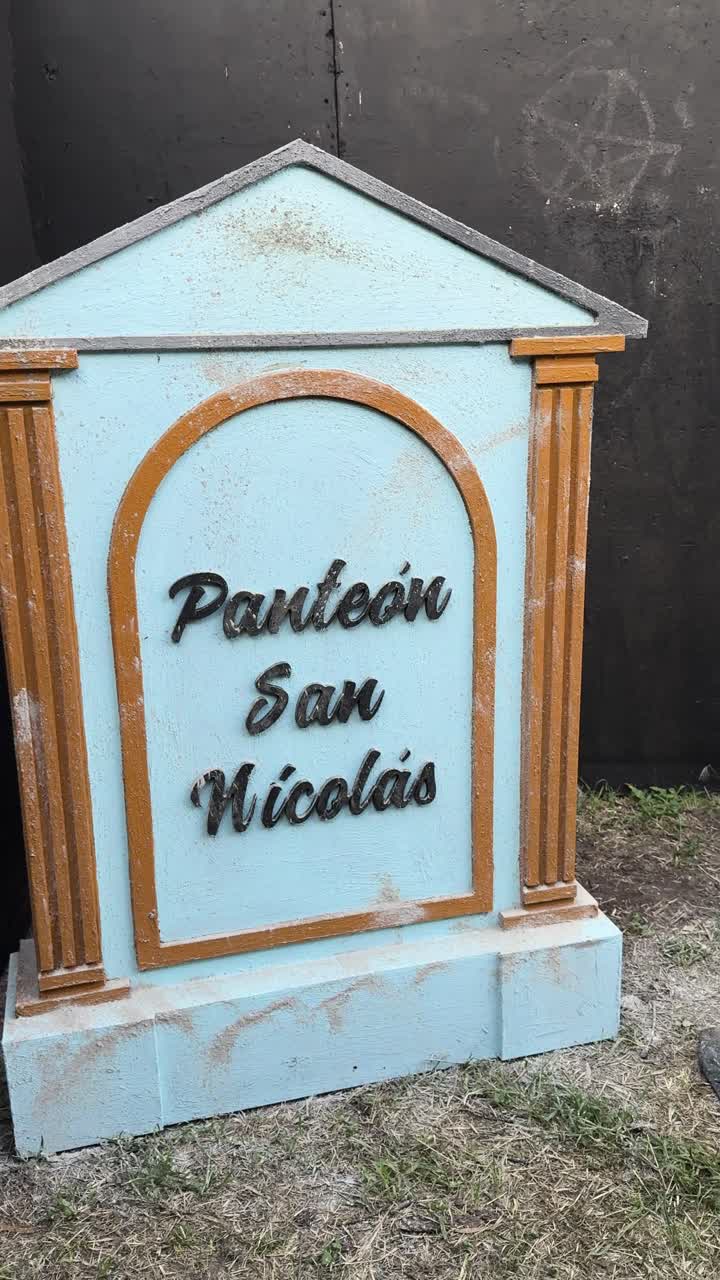 Panteón San Nicolás'daki mezarlık tabelası, dış mekanda düşüncelere dalmaya davet ediyor