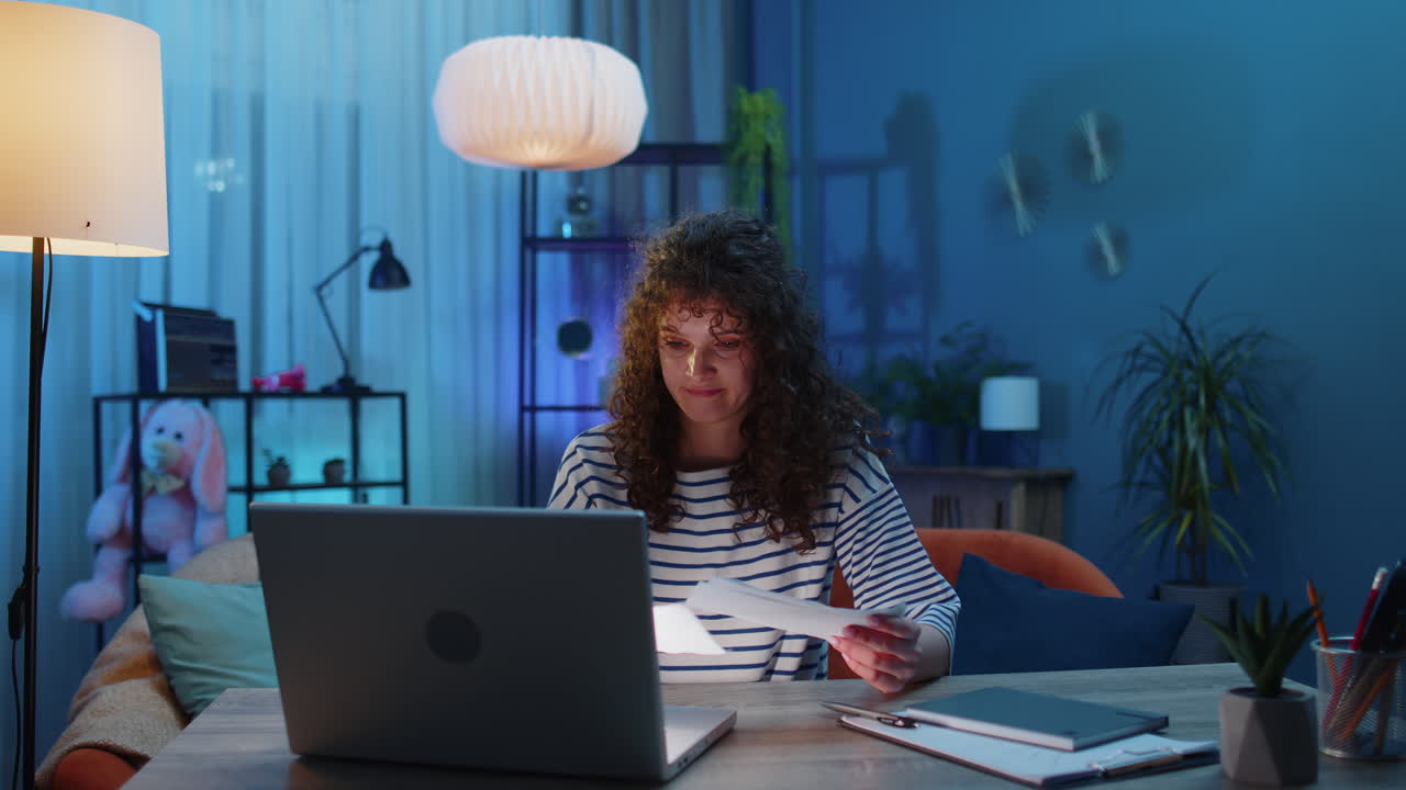 mujer estresada mirando a la deuda bancaria impaga préstamo, haciendo papeleo, planificación del presupuesto, lanza facturas