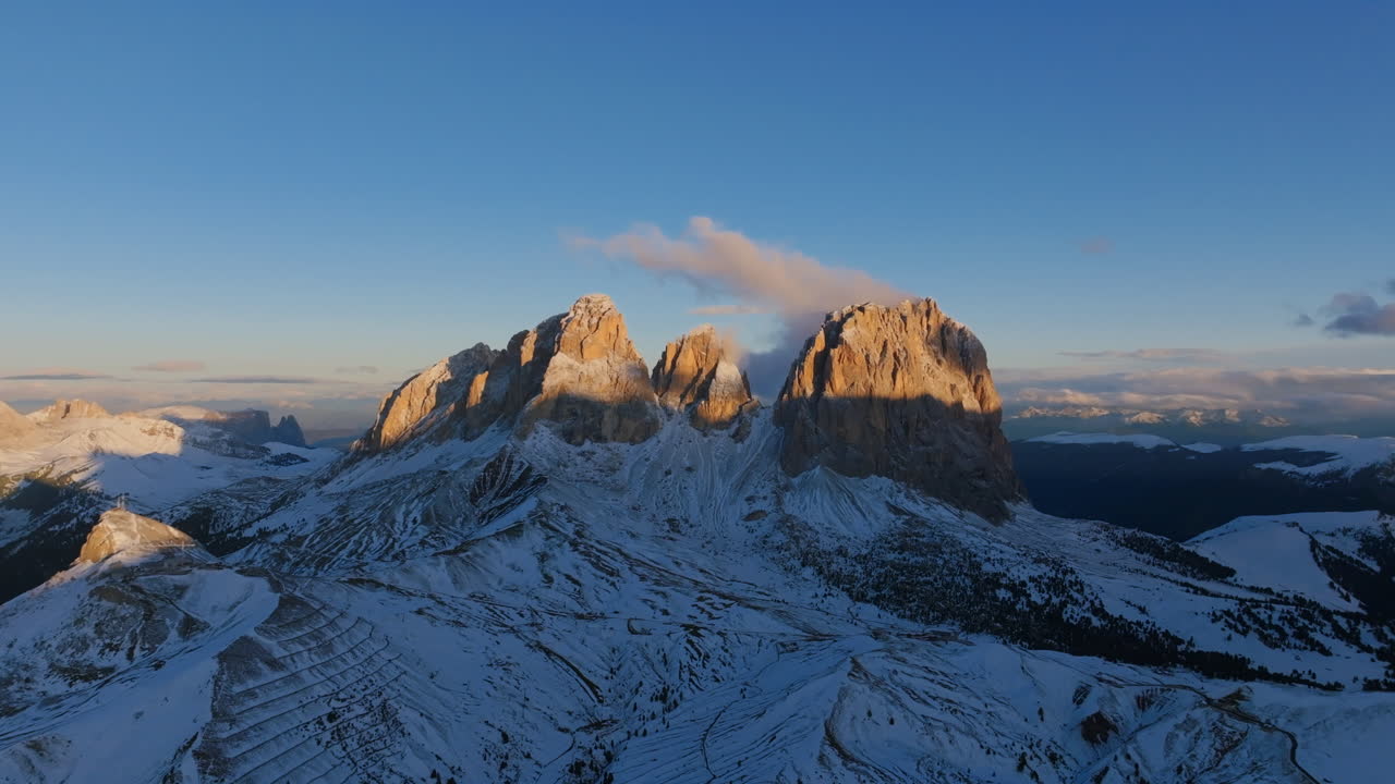 imágenes aéreas girando alrededor de los picos de colac en los dolomitas en el norte de italia durante el amanecer.
