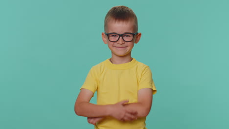 Alegre-Y-Divertido-Niño-Pequeño-Niño-Sonriendo,-Mirando-A-La-Cámara,-Disfrutando-Del-éxito,-Sorpresa