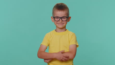 alegre divertido niño pequeño niños niño sonriendo, mirando a la cámara, disfrutando del éxito, sorpresa