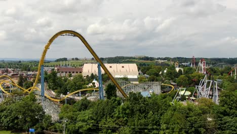 Rising-aerial-reveals-massive-amusement-park-in-Pennsylvania,-drone-birds-eye-view