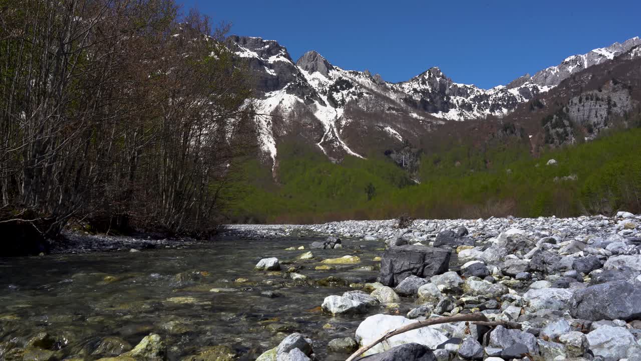 paraíso paisaje montañoso alpino con agua clara que fluye desde altos picos nevados en albania