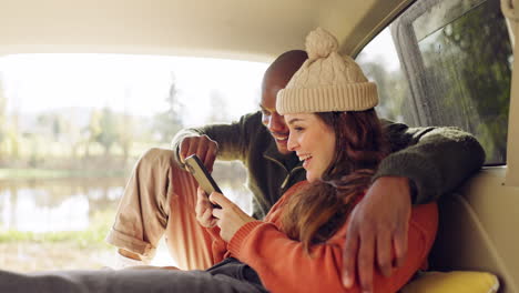 Pareja,-Selfie-Y-Sonrisa-En-Coche-En-Viaje-Por-Carretera