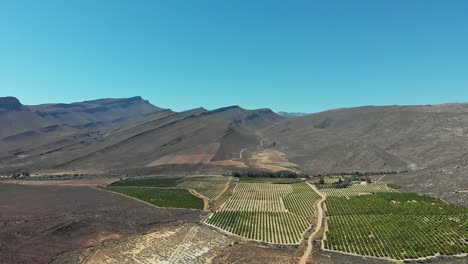 4x4-pickup-truck-driving-on-dirt-roads-on-mountain-passes-in-the-Cederberg-with-some-scenic-views-and-landscape