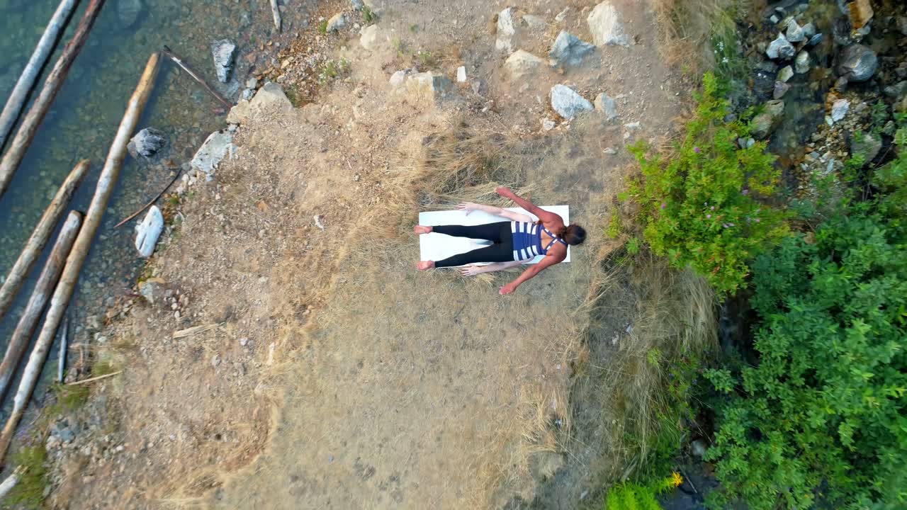 두 명의 여성이 아크로요가 4k를 연습합니다.