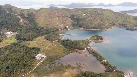 paisaje de la isla de hong kong con colinas verdes, franjas de arena únicas y bahías escondidas, vista aérea