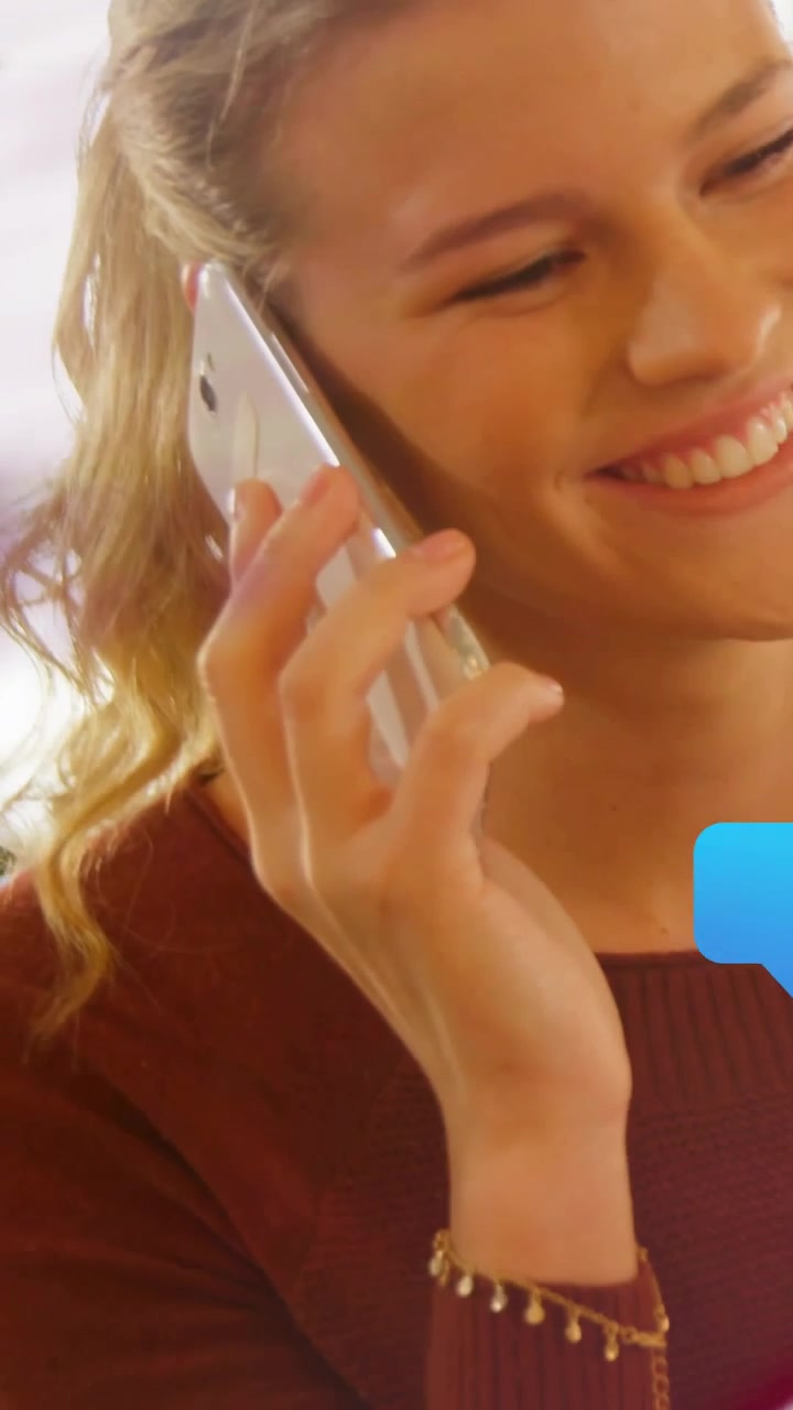 Video verticale: Donna che risponde a una chiamata e sorride, con bolle di dialogo in movimento che rivelano piante per il marketing.