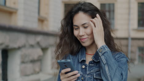 mujer usando un teléfono inteligente al aire libre
