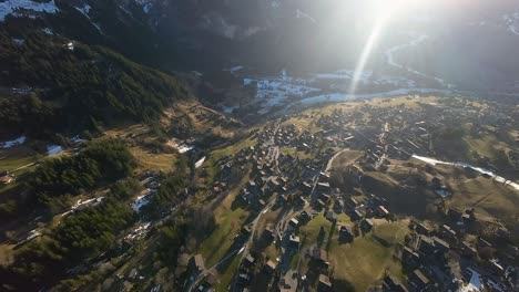 Sonnenlicht-Scheint-Auf-Das-Schweizer-Feriendorf-Grindelwald