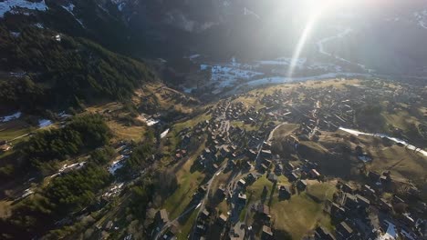 la luz del sol brilla en el pueblo suizo de grindelwald