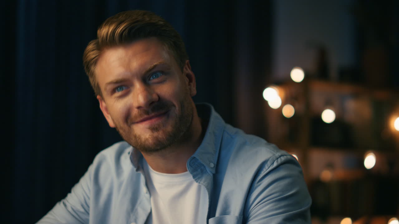 бородатый мужчина слушает музыку дома вблизи. молодой парень танцует ритмически