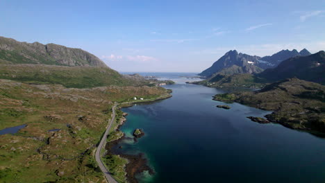 toma aérea de reenvío de la carretera costera de lofoten en un día soleado de verano