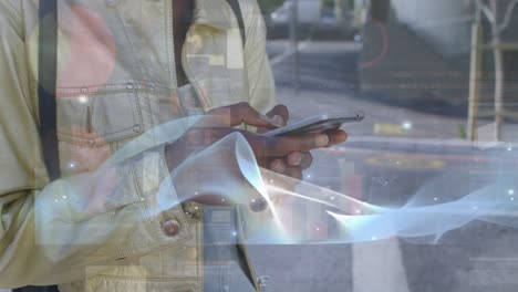 animación del procesamiento de datos sobre una mujer afroamericana que usa un teléfono inteligente