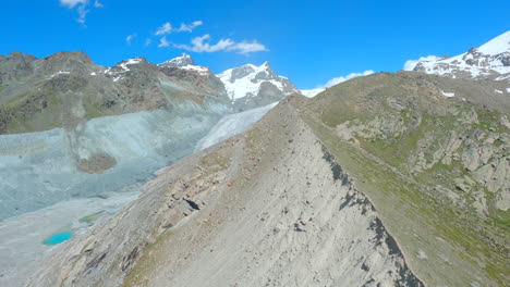 drone asciende sobre la morrena lateral glacial findelgletscher en zermatt, suiza - fpv drone shot