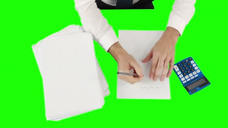 visión general de un hombre de negocios tomando notas y contando