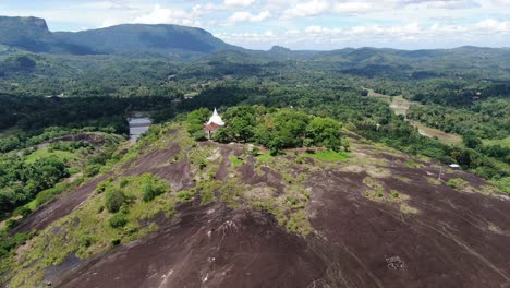 Templo-De-Estupa-Blanca-En-La-Cima-De-Una-Colina-En-El-Campo-De-Sri-Lanka,-Popular-Destino-De-Senderismo-Roca-Bíblica-En-El-Fondo