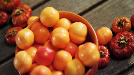 pequeñas calabazas y tomates en una mesa de madera