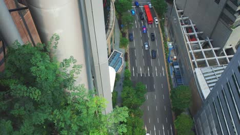 Toma-Aérea-De-La-Vía-De-Tráfico-Con-El-Centro-De-La-Ciudad-Y-Los-Edificios.