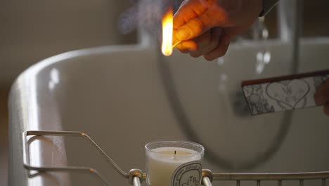 Encender-Velas-En-El-Baño-Con-Agua-Corriente.